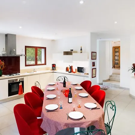 Vakantiehuis Sumptuous House Of 120m With Garden And Jacuzzi *