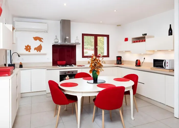 Sumptuous House Of 120m With Garden And Jacuzzi Nyaraló