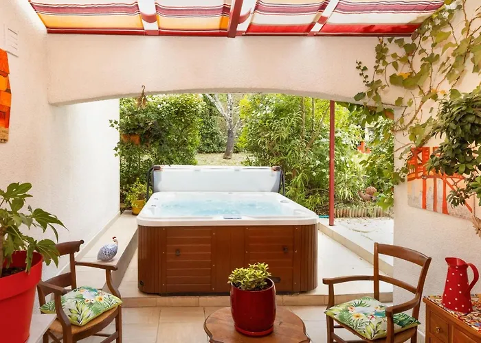 Sumptuous House Of 120m With Garden And Jacuzzi