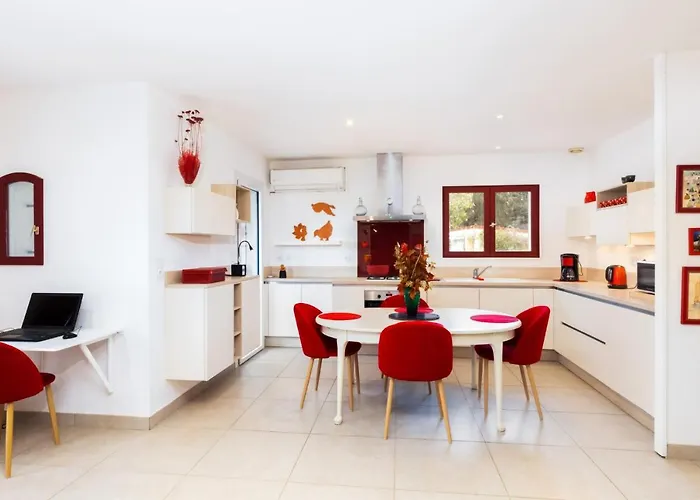 Sumptuous House Of 120m With Garden And Jacuzzi